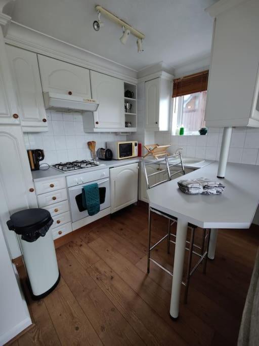 Stunning 1 Bedroom Apartment Over Looking River ไรย์ ภายนอก รูปภาพ